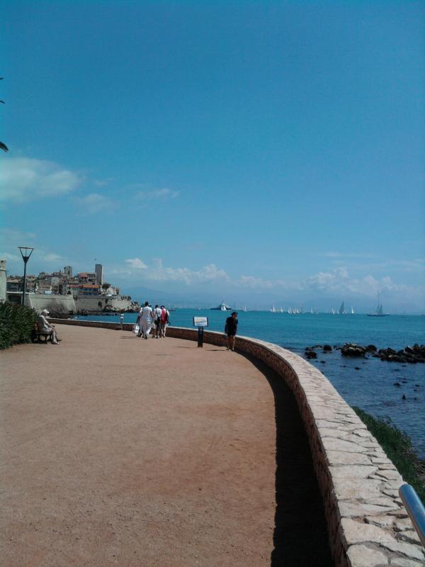 Antibes (16) -Remparts et voiliers